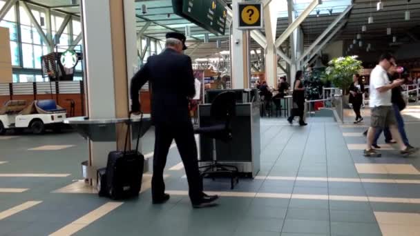 Pasażerowie z bagażem wewnątrz yvr airport w vancouver bc Kanada. — Wideo stockowe