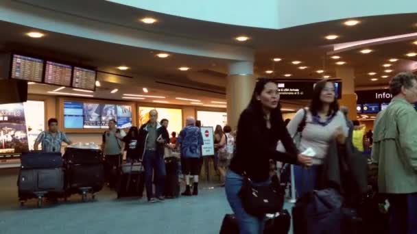 Mulher esperando por seu amigo no lobby de chegada de internamento em Vancouver BC Canada . — Vídeo de Stock