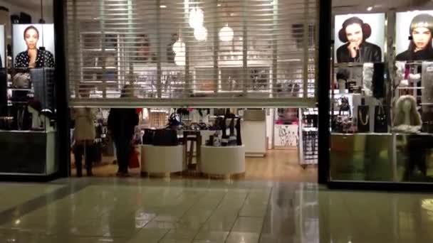 Chiusura del negozio di notte all'interno del centro commerciale Metropolis . — Video Stock