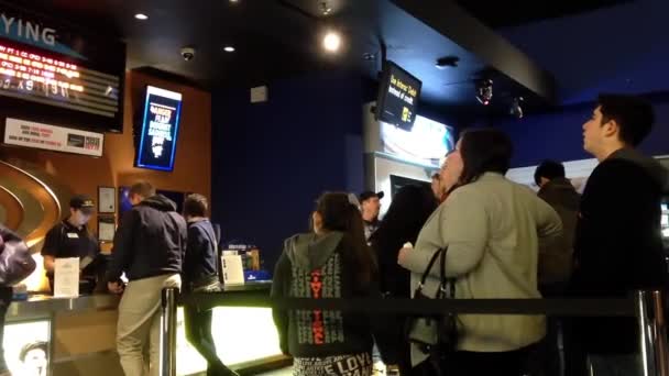 As pessoas fazem fila para comprar bilhetes de cinema no cinema — Vídeo de Stock