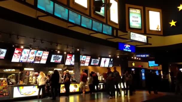 As pessoas fazem fila para comprar comida no cinema — Vídeo de Stock