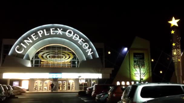Vista nocturna del cine odeon teatro en Pitt Meadows — Vídeos de Stock