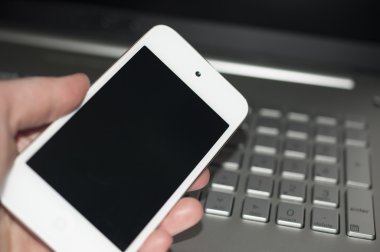 boş ekran akıllı telefon elinde 