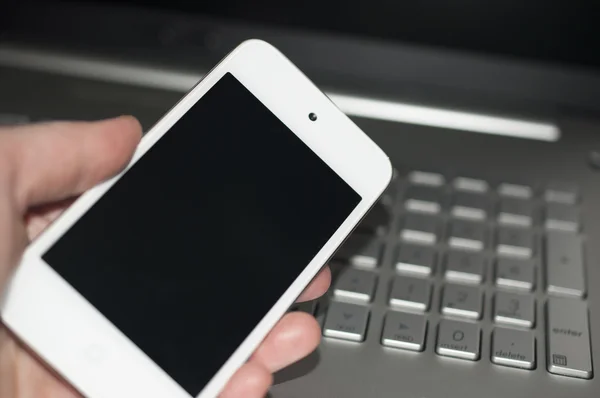 Smart phone con schermo bianco in mano — Foto Stock