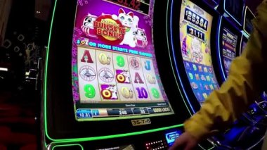 Coquitlam Bc Kanada Hard Rock Casino içinde slot makinesidir ve acil nakit çıkışı düğmesi ile geniş açı çekim oynayan insanlar kapatmak.