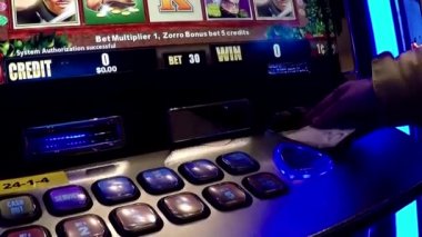 Slot makinesini Hard Rock Casino Coquitlam Bc Kanada içinde geniş açı çekim kapatın.