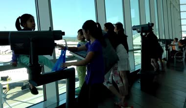 İnsanlar yakın görünüyor Yvr havaalanında pencereden silüeti