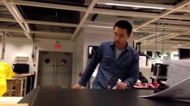 IKEA mağazası içinde onların mobilya alışveriş insanların hareket.