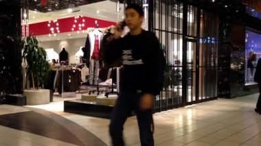 Geniş açı çekim gece Coquitlam Merkezi alışveriş merkezi içinde kapatma depolamak.