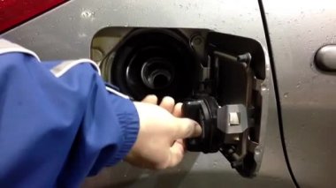 Araba gaz depoyu doldurma ve yakıt kapağı kapatma bitiş