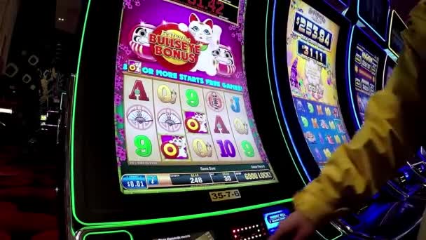 Close-up van mensen spelen slotmachine en dringende knop uitbetalen in Hard Rock Casino in Coquitlam Bc Canada met groothoek schot. — Stockvideo