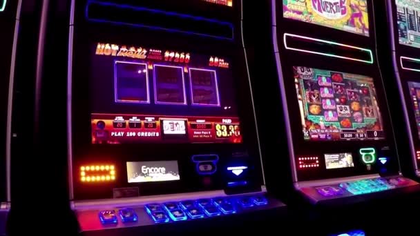 Primer plano de la máquina tragaperras dentro de Hard Rock Casino en Coquitlam BC Canadá con amplio ángulo de tiro . — Vídeos de Stock