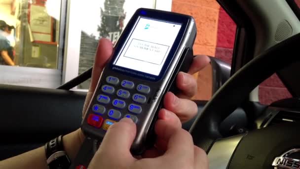 Człowiek, płacąc kartą kredytową na zakup żywności wewnątrz samochodu — Wideo stockowe