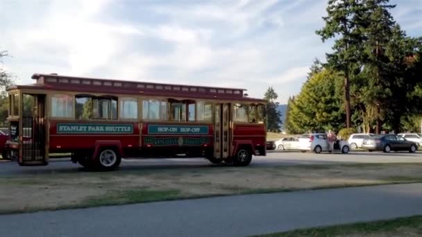 Одна сторона парка Стэнли с проезжающим мимо туристическим автобусом — стоковое видео