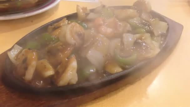 Закрыть барбекю куриные и овощные китайские продукты на столе — стоковое видео