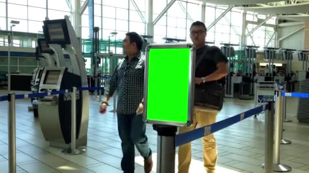 Groene reclamebord voor aangepaste inhoud binnen Yvr luchthaven — Stockvideo