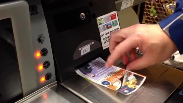 Людина, приймаючи чек після сплати продукти в self касі боротьби всередині Safeway. — стокове відео