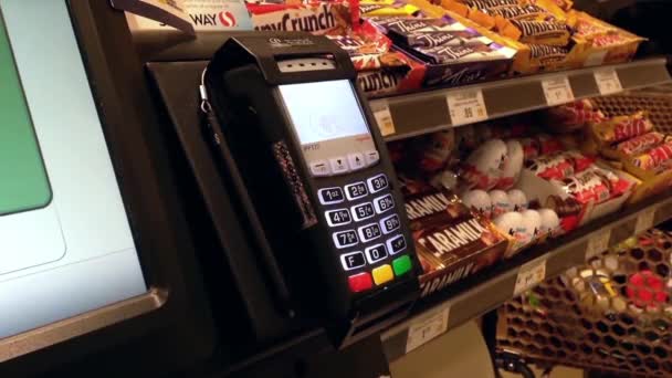 Un hombre cercano pagando comida con tarjeta de crédito dentro de Safeway . — Vídeos de Stock