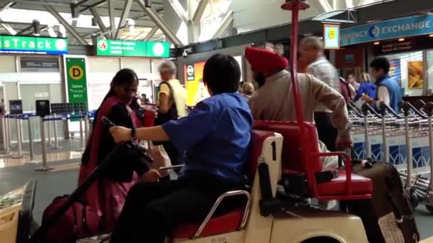 Letiště servisní auto zastavuje v bezpečnostní kontrolní bod brány insdie Yvr airport — Stock video