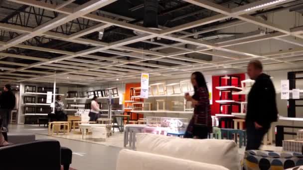 Rörelse av människor shopping sina möbler inne i Ikea-varuhus. — Stockvideo