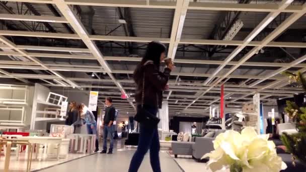 Bewegung der Menschen, die ihre Möbel im Ikea-Laden einkaufen. — Stockvideo