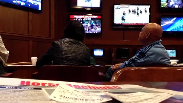 경마 도박 코퀴틀람 bc 주 캐나다에서 하드 락 카지노 안에 게임을 재생 하는 사람들 — 비디오