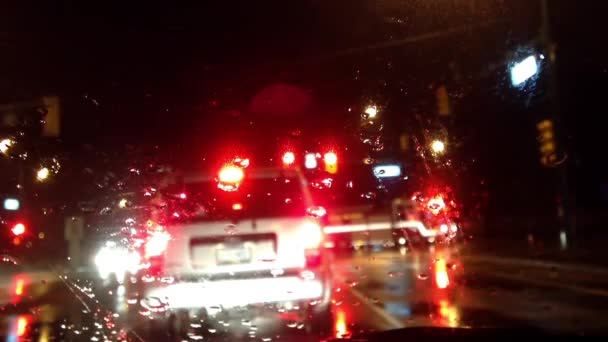 Автокатастрофа произошла на дороге с дождливым днем ночью . — стоковое видео