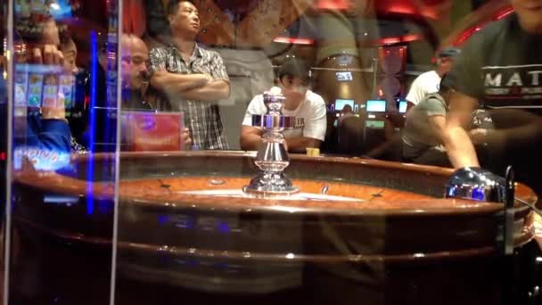 Folk spelar roulette på casino, behide snapsglas — Stockvideo