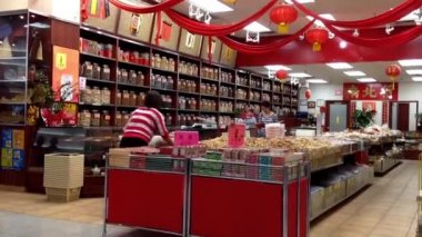 Dükkan içinde alışveriş dükkanı kapatmak hazırlanıyor.