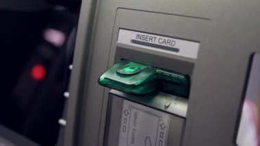 Kadın eli bir Atm banka kartı takılması detay.