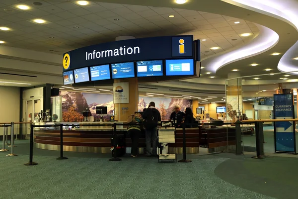 Persone che chiedono alcune informazioni insdie l'aeroporto YVR a Vancouver BC Canada . — Foto Stock