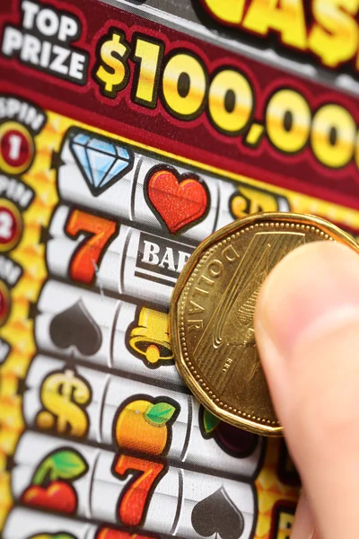 De cerca mujer rascando billetes de lotería . — Foto de Stock