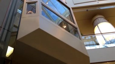 Alışveriş merkezinde Burnaby Bc Kanada içinde modern Asansör.