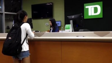 İnsanların içindeki td banka teller konuşuyor hizmet sayacı.