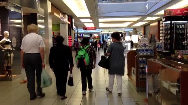 Passeggeri in fila lunga per il check-in in attesa contatore presso l'aeroporto YVR — Video Stock