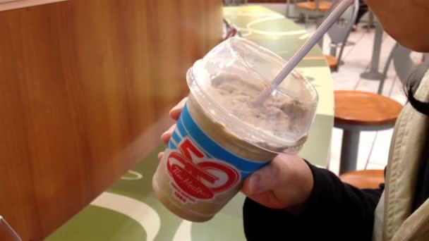 Cerca de la mujer que bebe Tim Hortons café helado — Vídeos de Stock