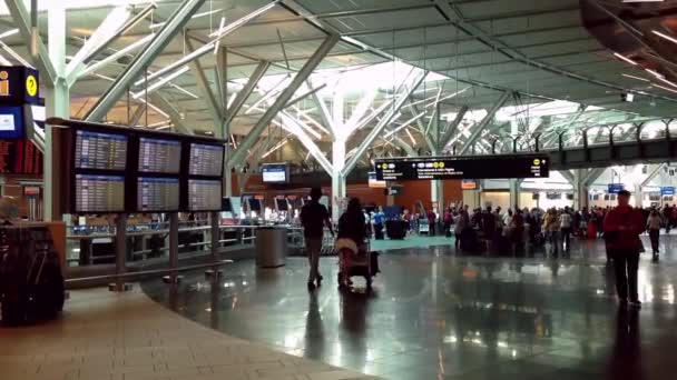 Passagiers lange line-up voor check-in balie op de luchthaven van yvr wachten — Stockvideo