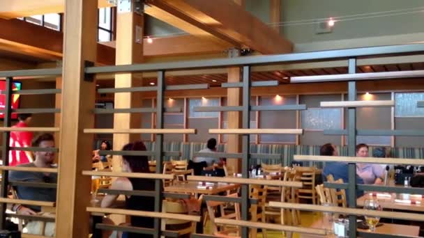 Ena sidan av restaurang inne Yvr airport — Stockvideo