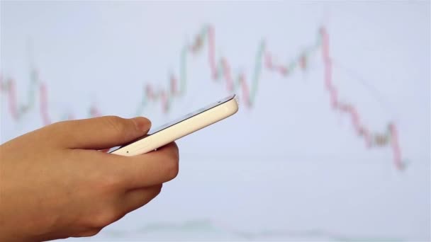Mulher verificando mensagem de telefone móvel com fundo do mercado de ações . — Vídeo de Stock