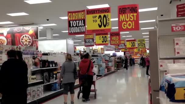 Persone che fanno shopping all'interno del negozio Target per la chiusura della vendita . — Video Stock