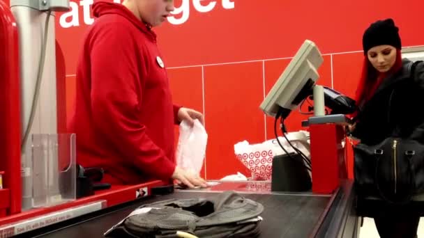 Un côté du comptoir de caisse à l'intérieur du magasin Target à Coquitlam BC Canada . — Video