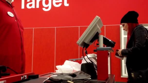 Egyik oldalon a check out számláló belül Target áruház Coquitlam Bc Kanada. — Stock videók