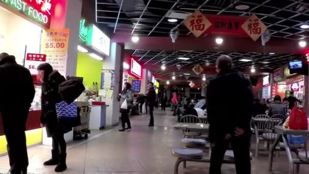 Gente disfrutando de la comida en la cafetería moderna del patio de comidas . — Vídeos de Stock