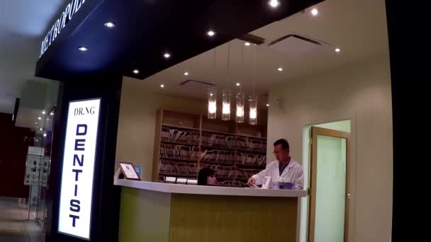 Zubař přijímací stanice v Burnaby nákupní centrum — Stock video