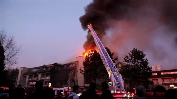 Tripulación de bomberos luchando contra incendio complejo de apartamentos por la noche — Vídeos de Stock