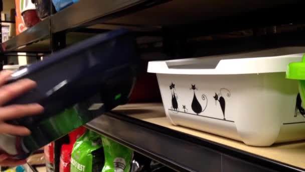 Hombre eligiendo caja de arena para gatos en tienda de mascotas en Coquitlam BC Canada . — Vídeos de Stock