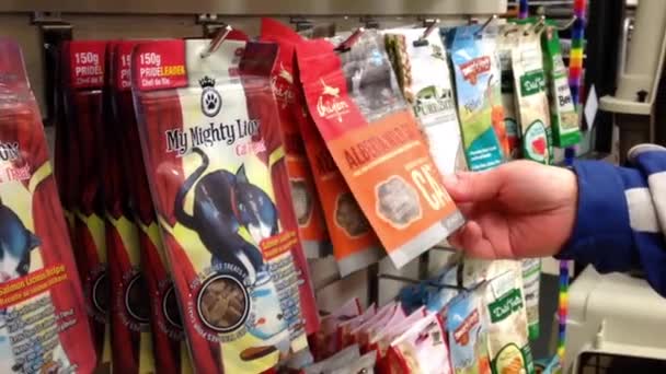 Man buying cat snack at pet store in Coquitlam BC Canada. — Stock Video