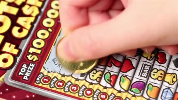 Close up mulher arranhando bilhete de loteria em Coquitlam BC Brasil . — Vídeo de Stock