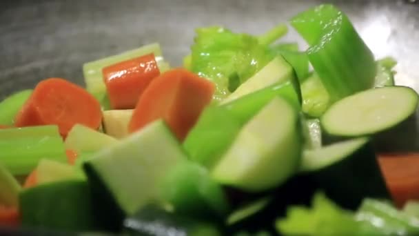 Primer plano de una mujer cocinando verduras . — Vídeo de stock