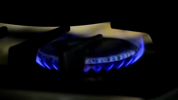 Plynový oheň spálí pan na vrcholu — Stock video
